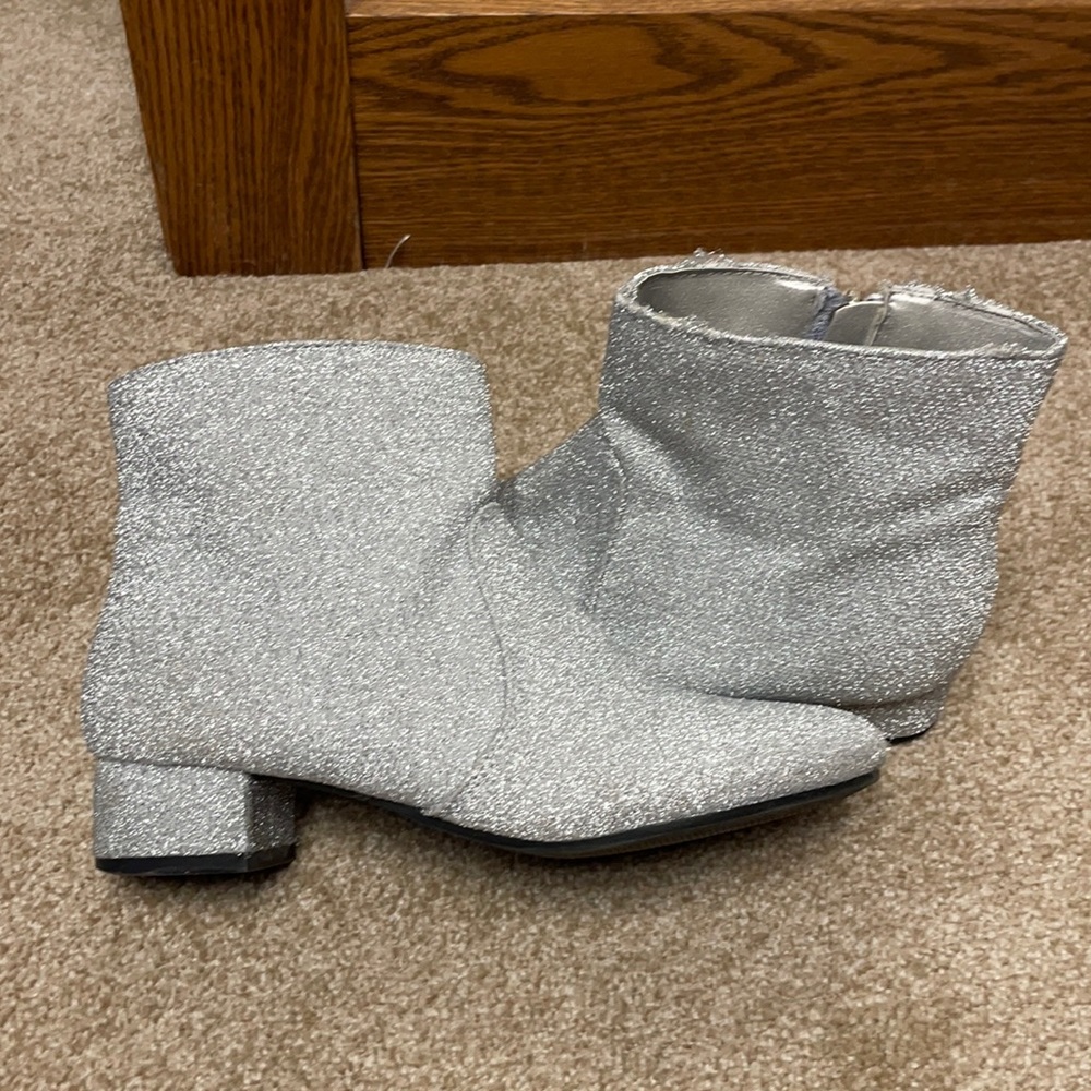 ✨ Nine West sparkly silver booties ✨